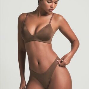 SKIMS NWT wireless lightly lined bra